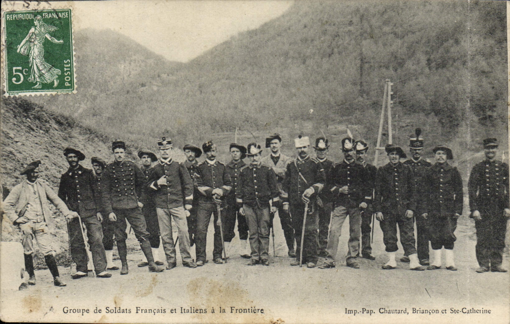 CPA Groupe de Soldats Francais et Italiens a la frontiere Militaria 