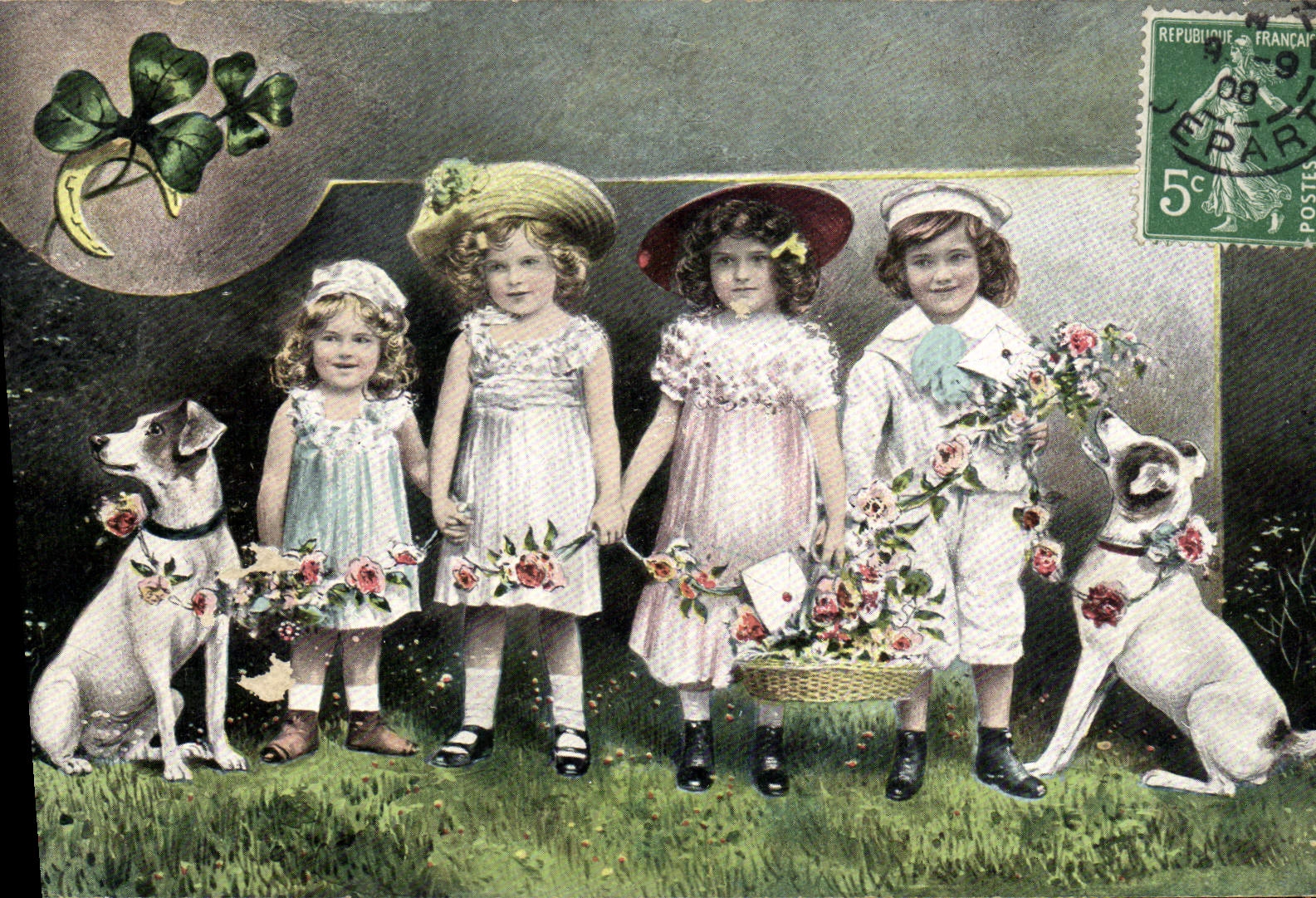 Quatre petites filles et deux chiens — décor de trèfle et de lune — éditeur non visible