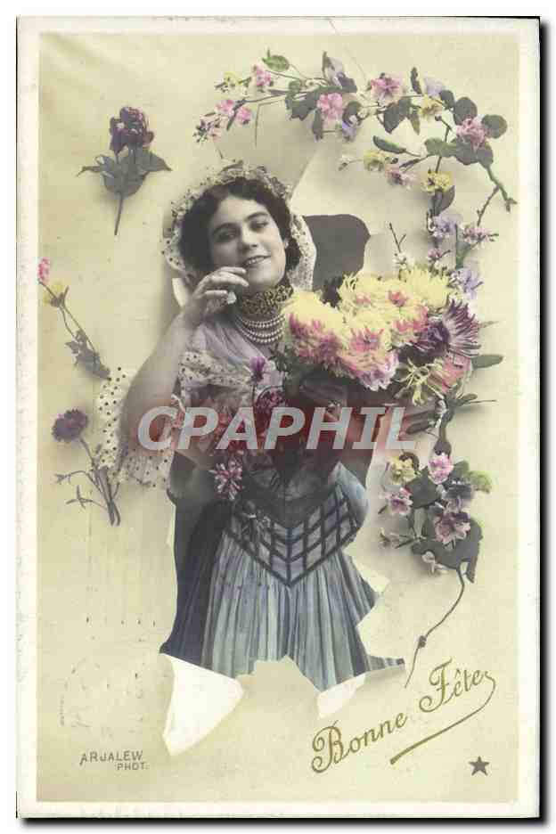 Femme en costume festif — avec bouquet de fleurs — Arualet Phot.
