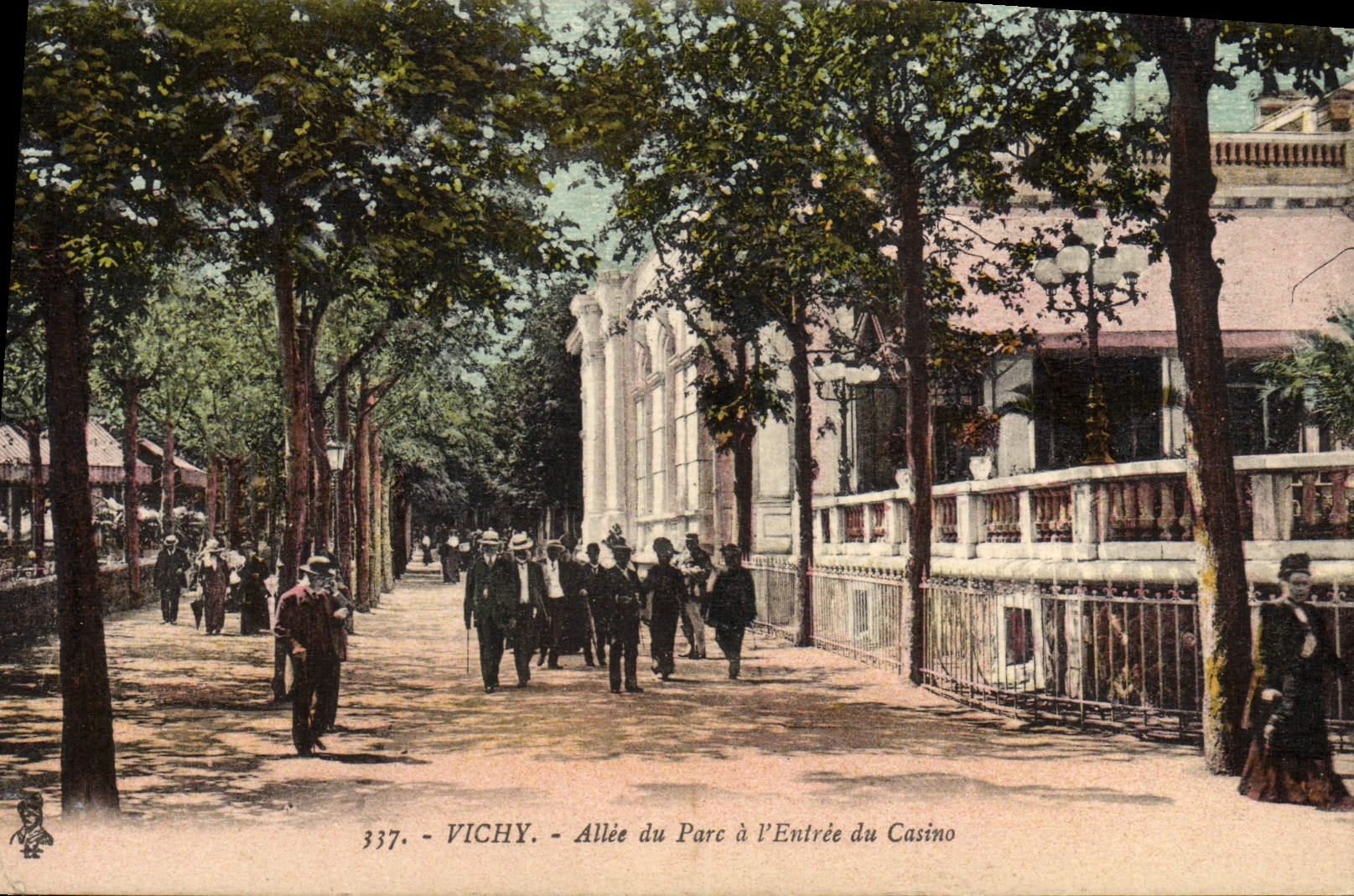 CPA Vichy Allee du Parc a L'Entree du Casino