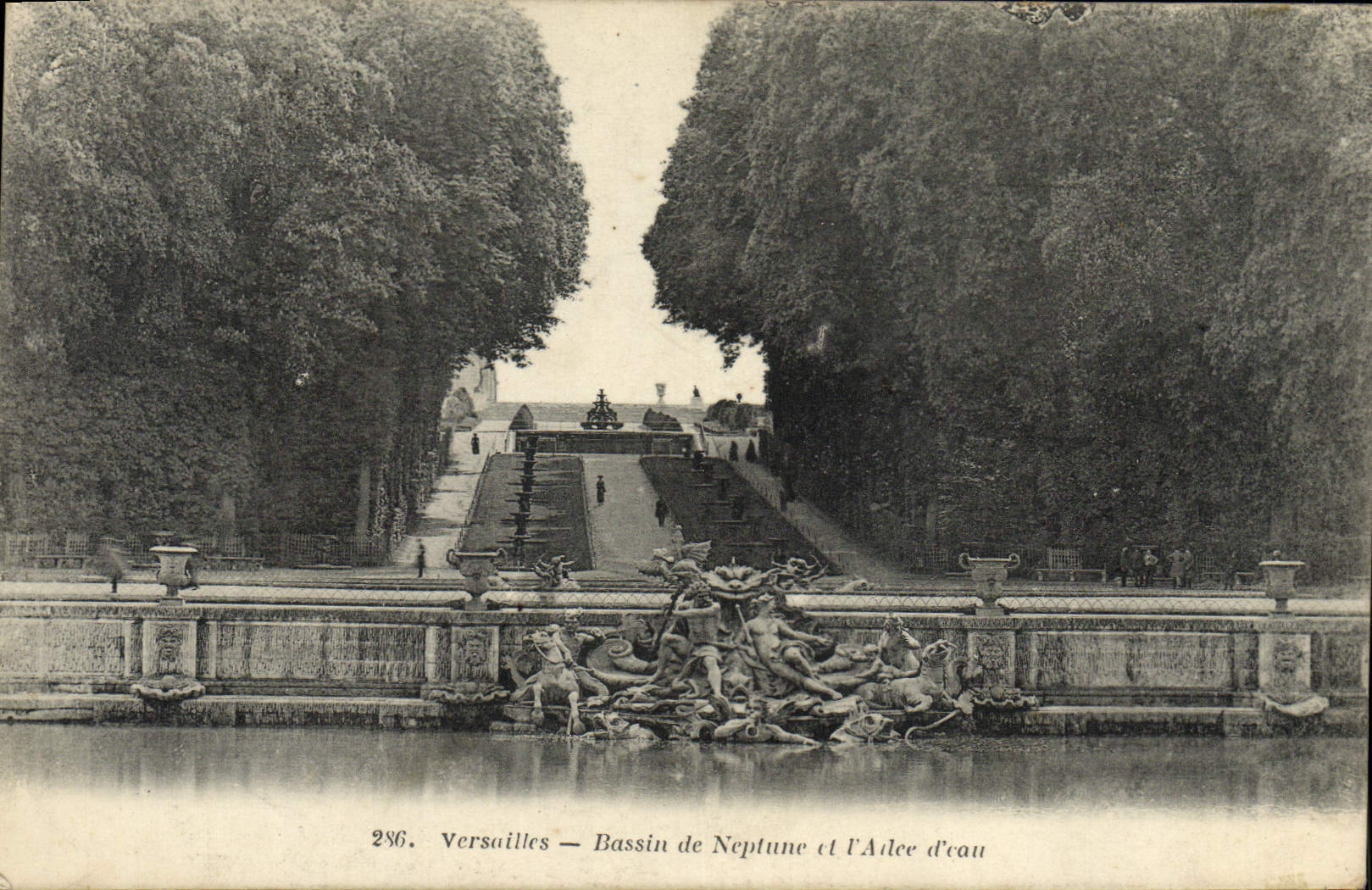 CPA Versailles Bassin de Neptune et l'Allee d'eau