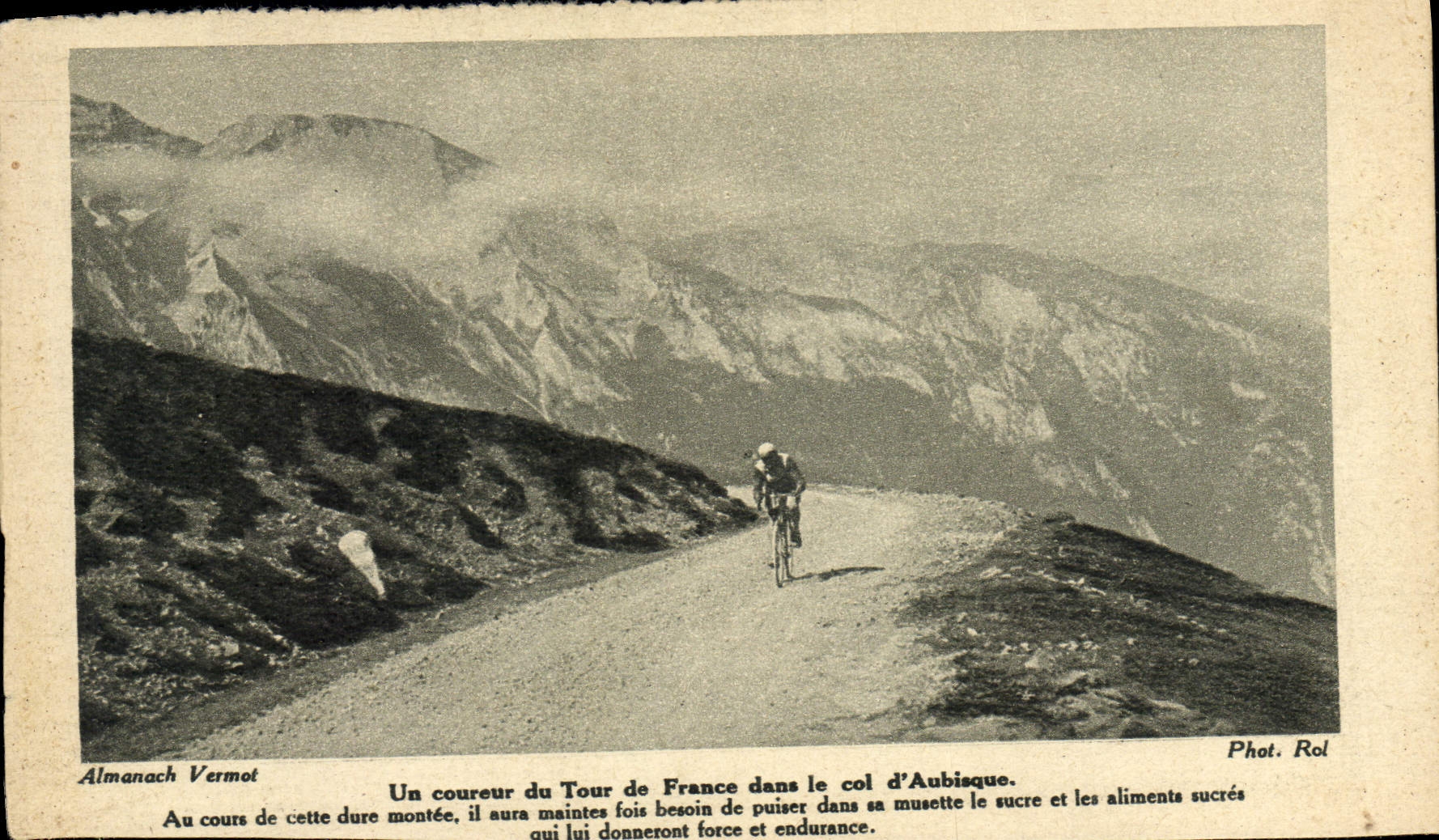 Un coureur du Tour de France dans le col d'Aubisque — Almanach Vermot, Phot. Rol