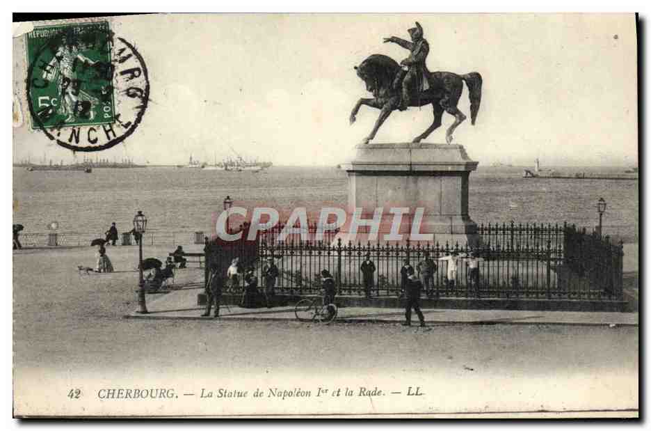 CPA Cherbourg La Statue de Napoleon 1er et la rade