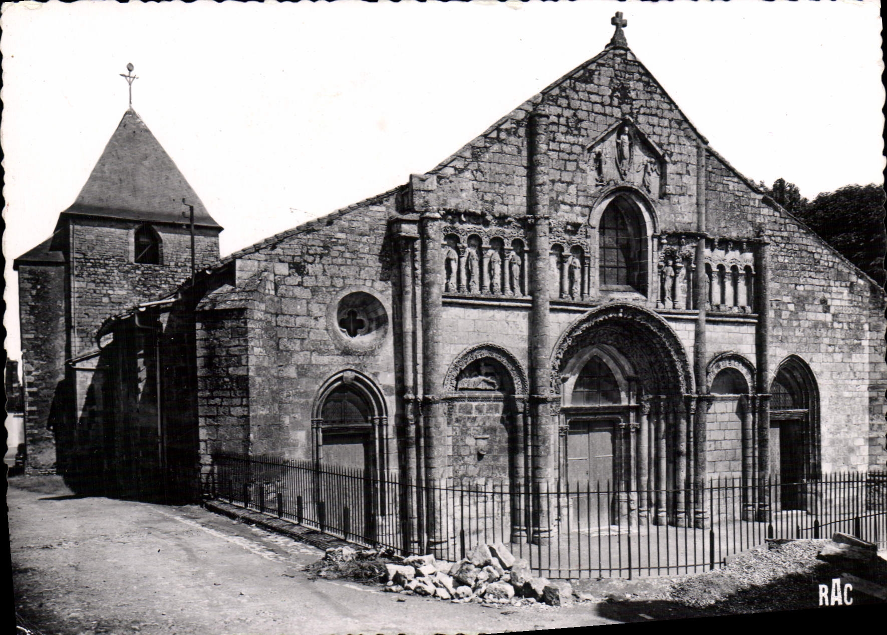 Ruffec — Église du XIIe siècle — Éditions Artisiques Ruffec