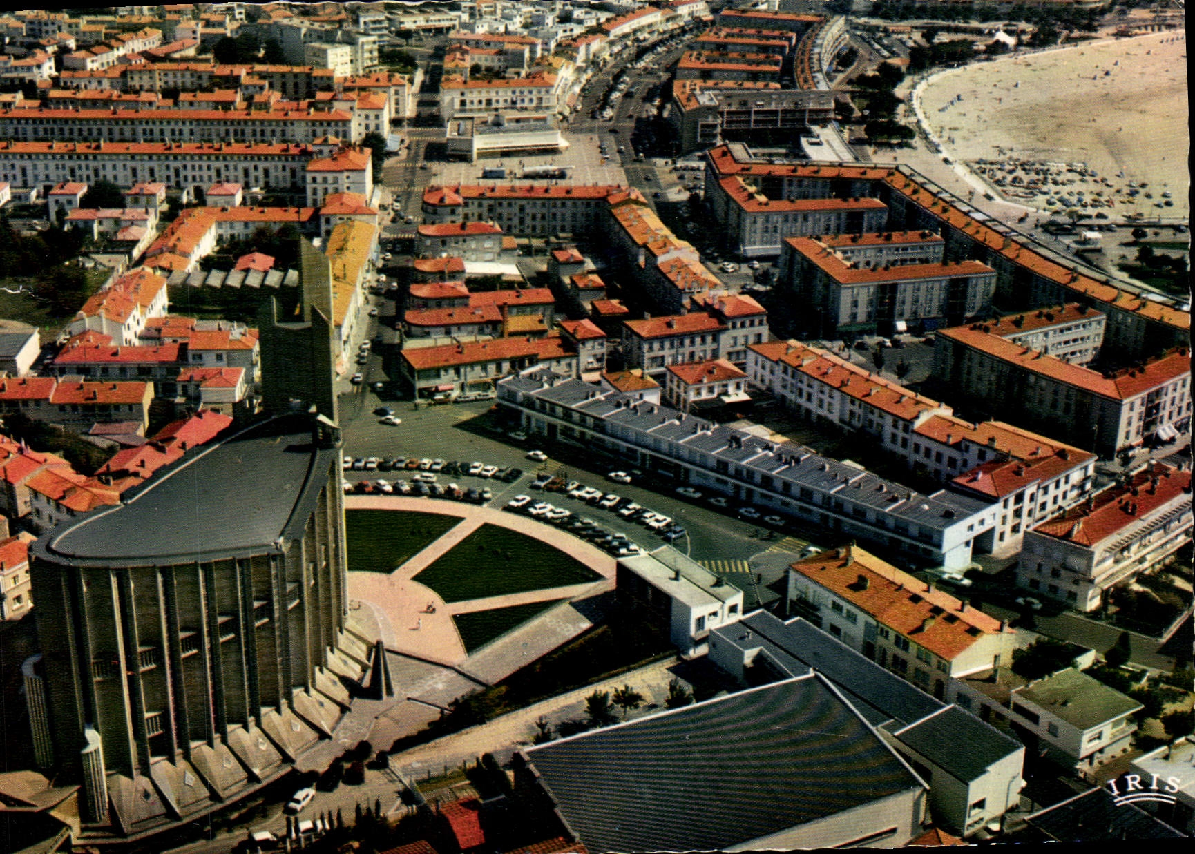 CPM Royan Cote de Beaute Vue du Ciel L'eglise Notre Dame