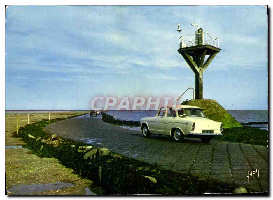 Moderne Ansichtskarte Noirmoutier Passage du Gois Automobile