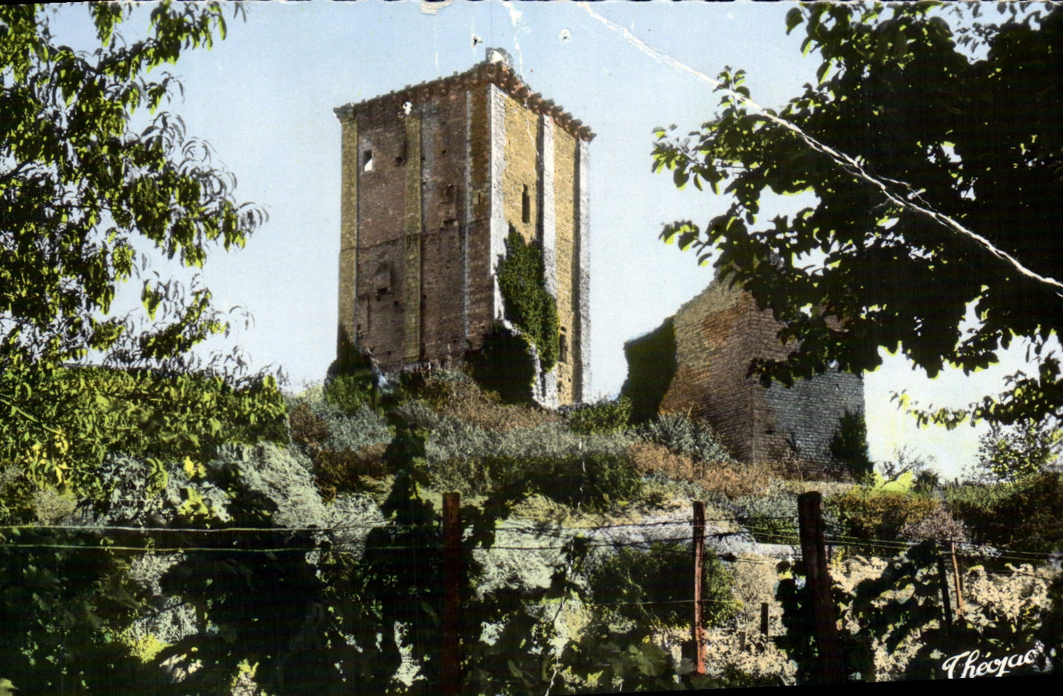 CPM Moncontour La Tour du Au Cours de la Campagne de France