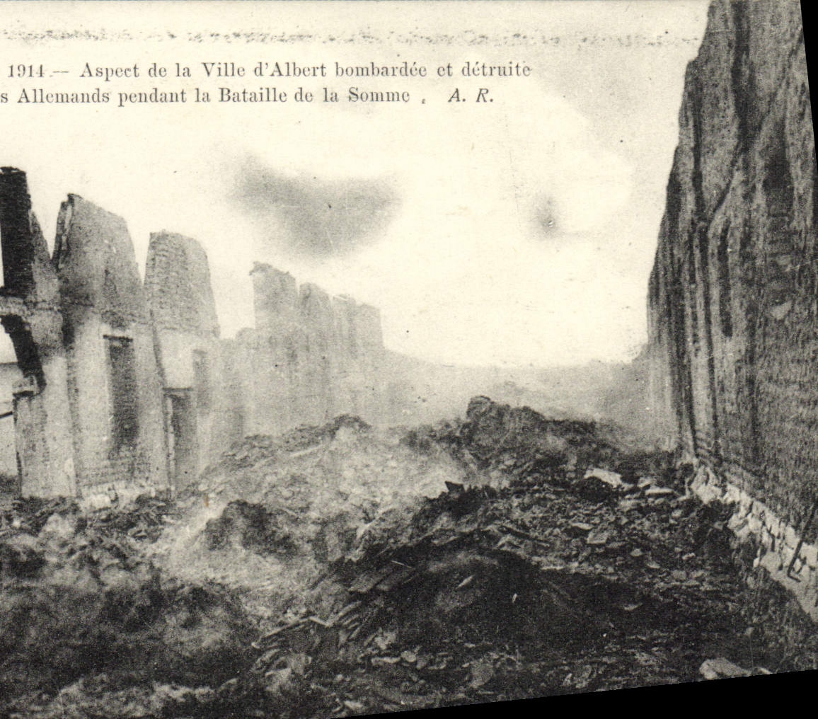 CPA Aspect de la Ville d'Albert Bombardee et Detruite par les Allemands pendant la bataille de la Somme Militaria