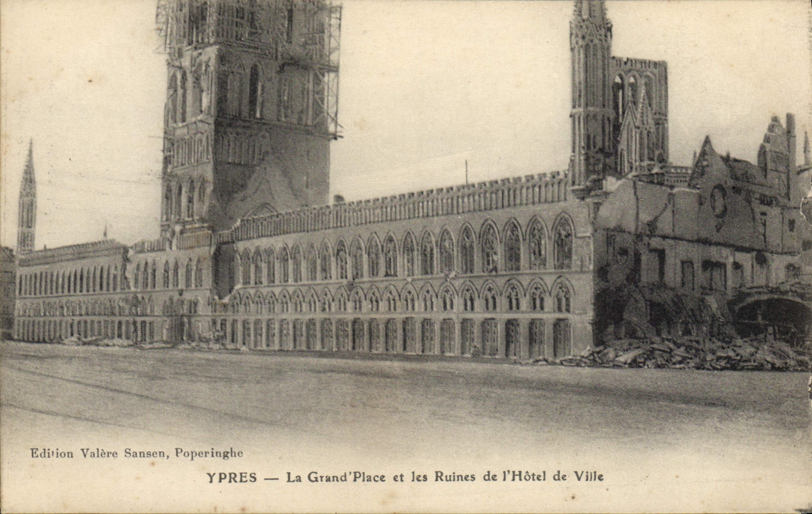CPA Ypers La Grand Place et lae Ruines de L'Hotel de Ville Militaria
