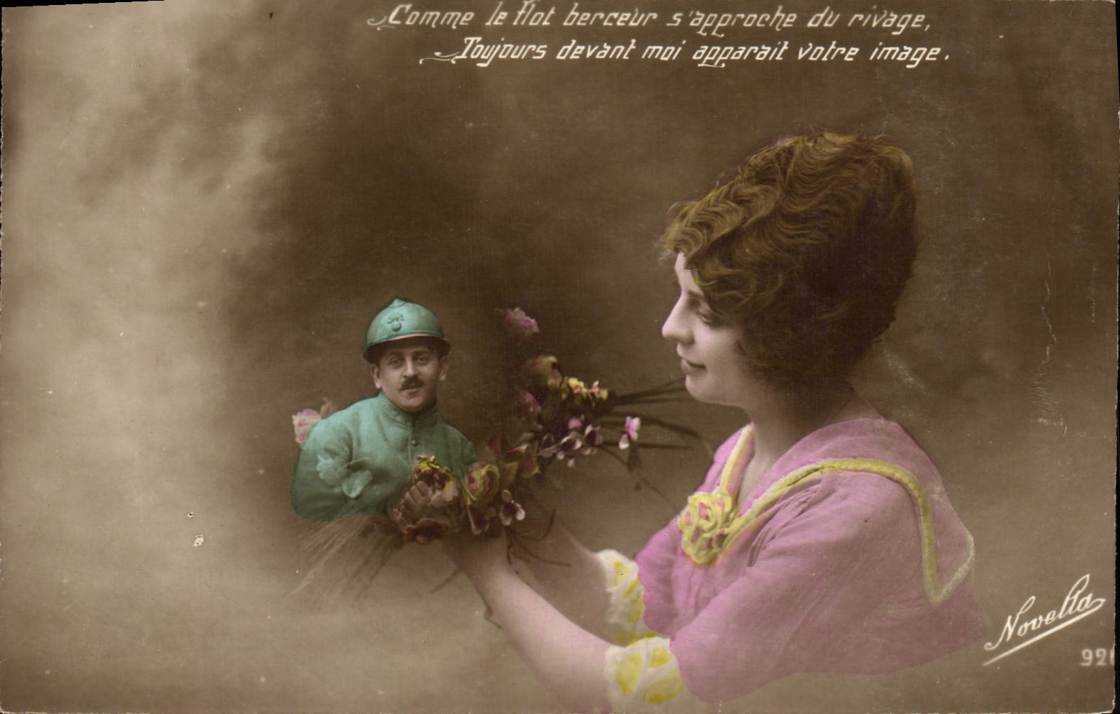 Femme tenant des fleurs — homme en casque dans un décor brumeux — Novetta 921
