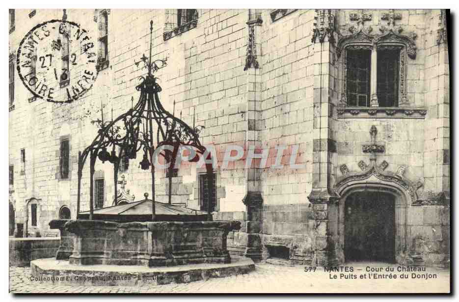 CPA Nantes Cour du chateau Le puits et l'entree du donjon 