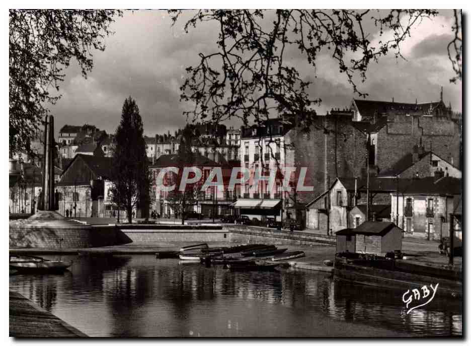 CPM Nantes La riviere l'Erdre et le Monument erige a la memoire des cinquante otages fusilles par les allemands 