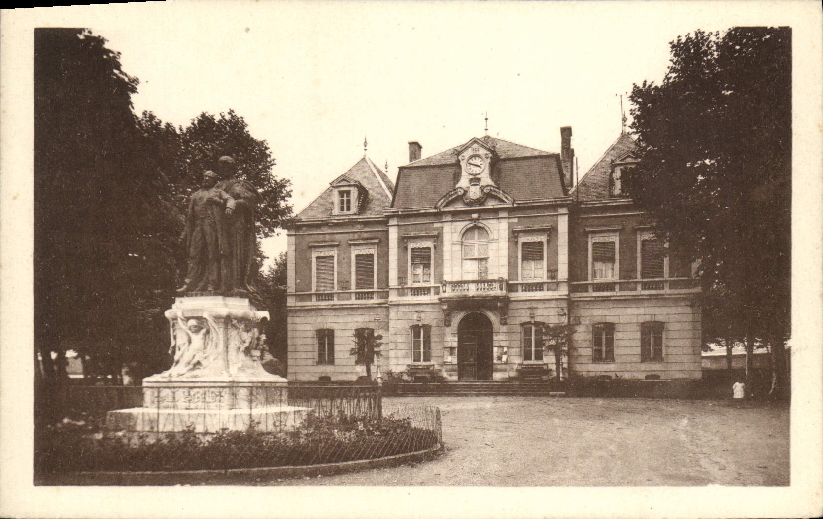CPA Nolay Hotel de Ville et Statue Sadi Carnot