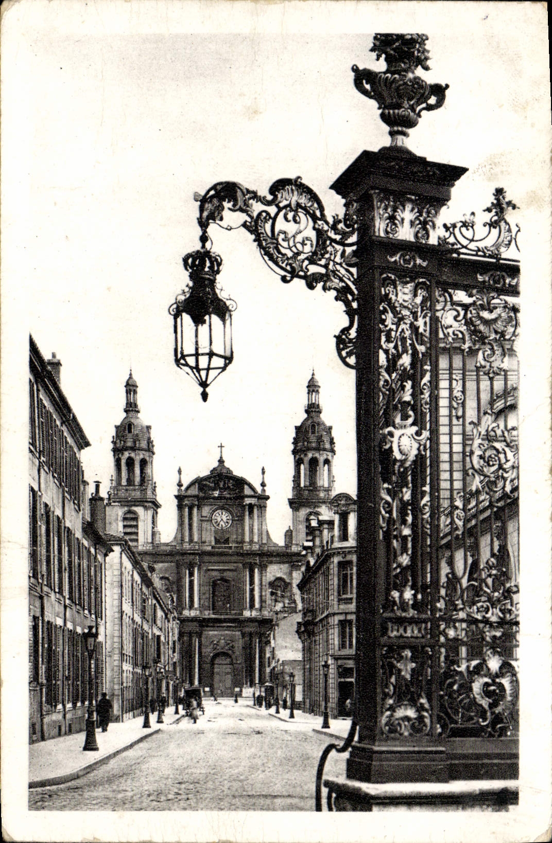 CPA Nancy Rue Maurice Barres et la Cathedrale Une des grilles de Jean Lamour 
