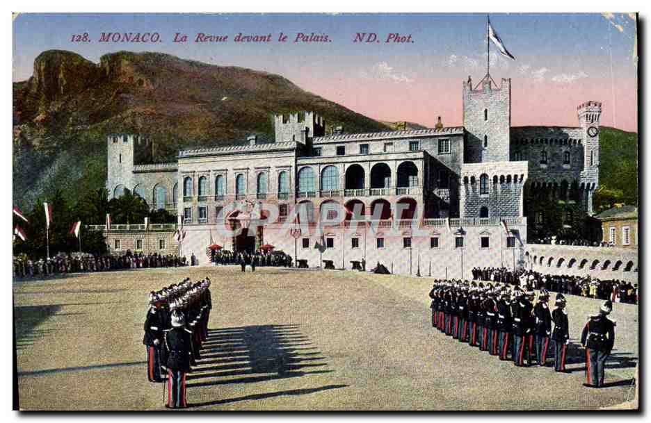 CPA Monaco La Revue Devant le Palais Militaria 