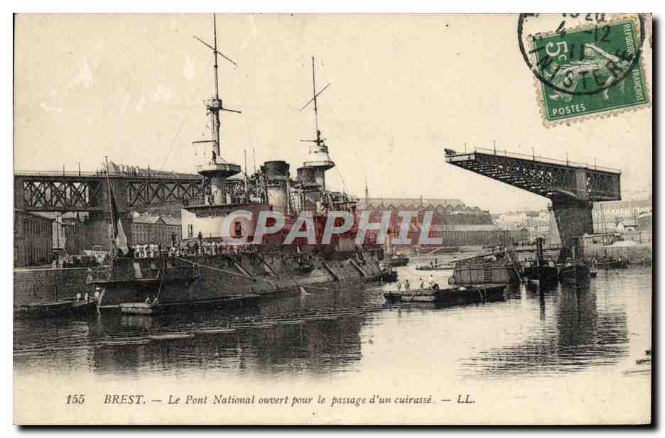 CPA Brest Le pont National Ouvert Pour Le Passage D'Un Cuirasse Bateau