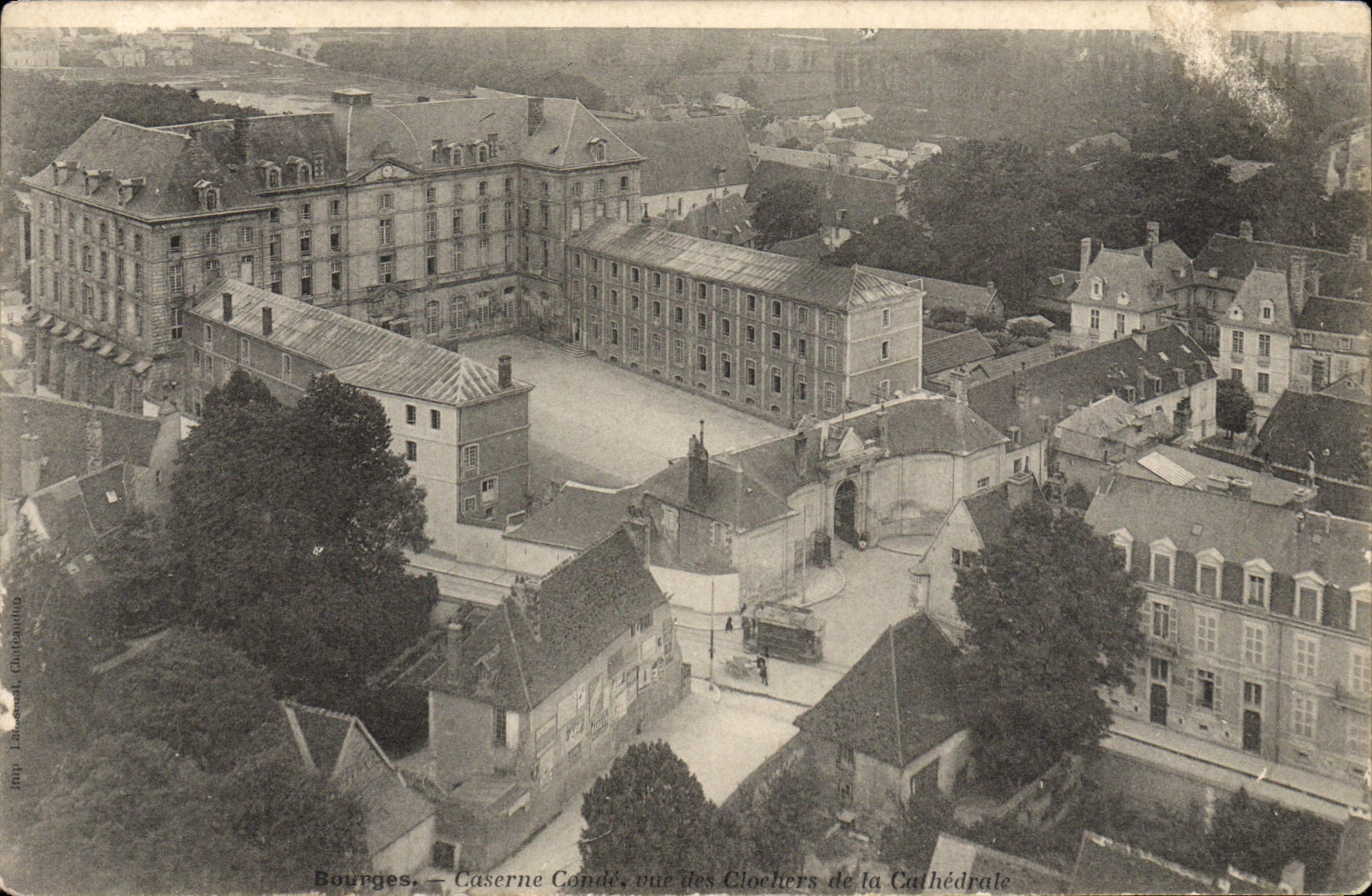 CPA Bourges Caserne Conde Vue des clochers de la cathedrale Militaria