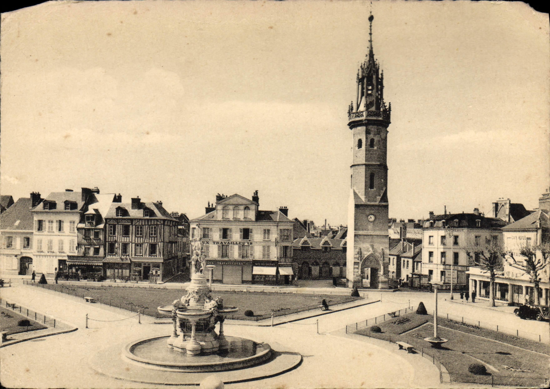 Evreux (Eure) — La place de l'Hôtel de Ville et le Belfroi — Éditeur anonyme, n° 60