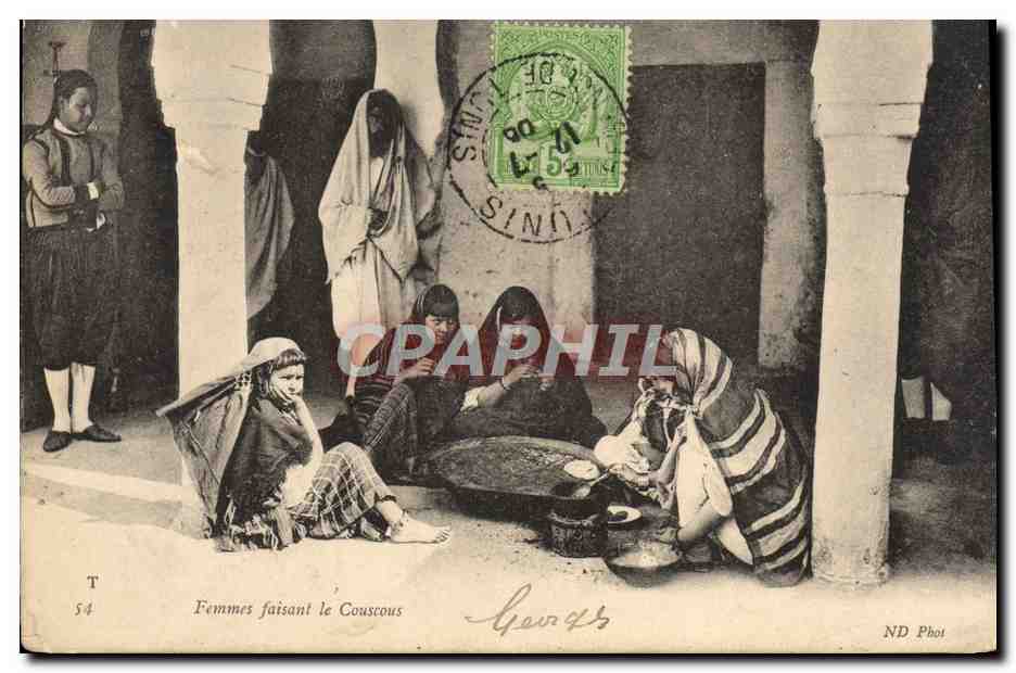 CPA Femmes Faisant Le Couscous