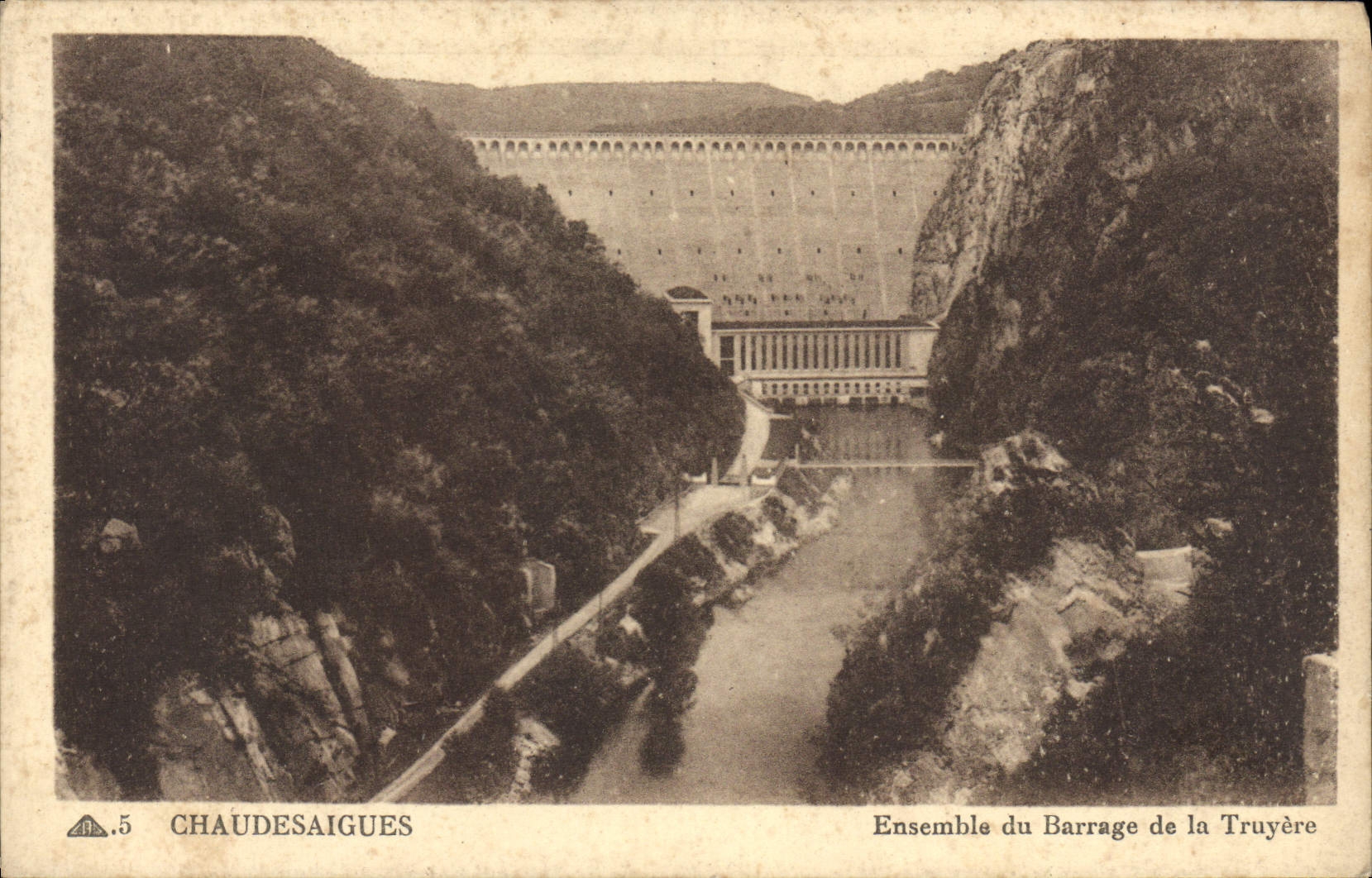 CPA Chaudesaigues Ensemble Du Barrage De La Truyere