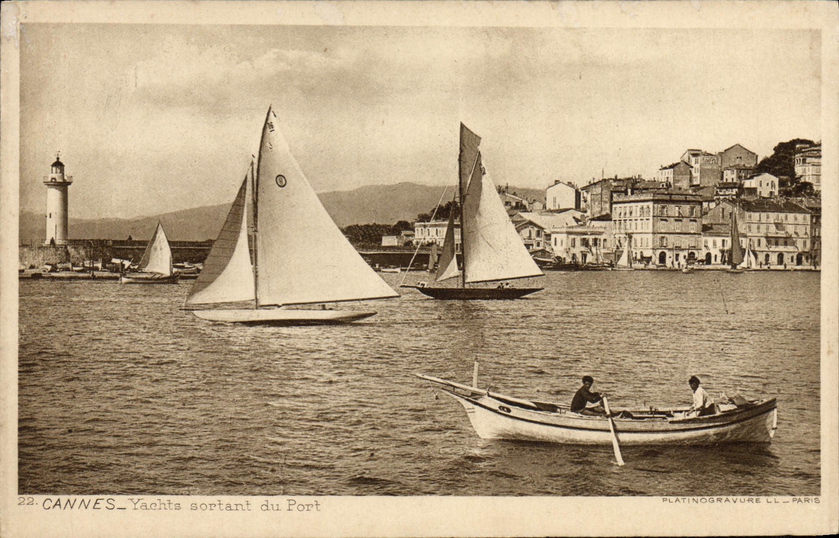 CPA Cannes Yachts Sortant Du Port Phare Bateau 