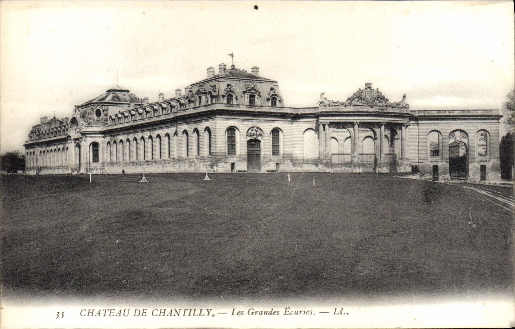 Château de Chantilly — Les Grandes Écuries — LL.