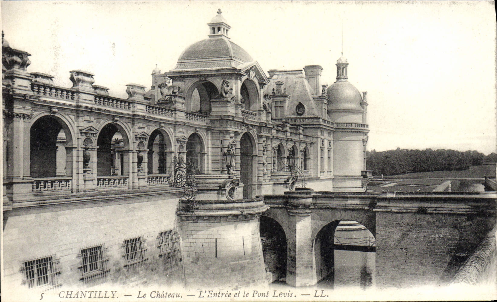 CPA Chantilly Le Chateau L'Entree Et Le Pont Levis