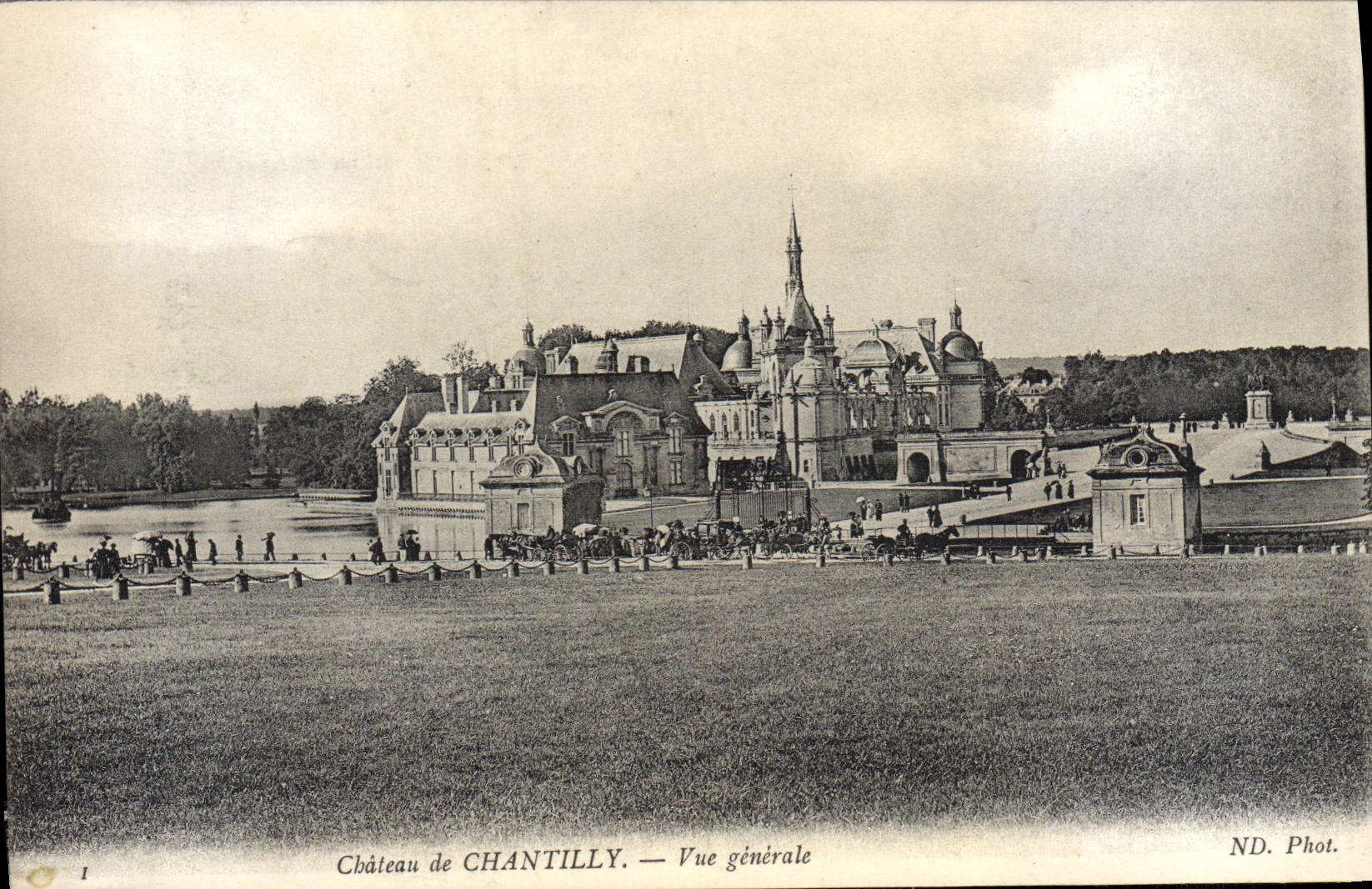 Château de CHANTILLY — Vue générale — ND. Phot.