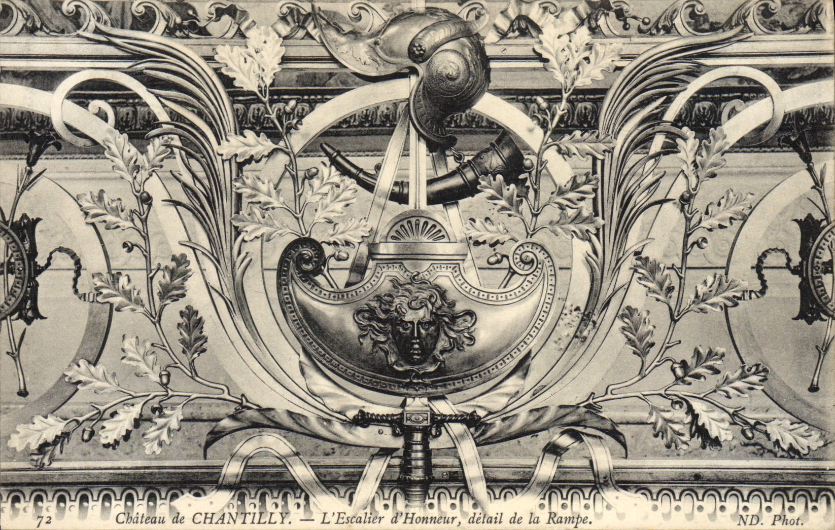 Schloss CHANTILLY — Die Ehrenstiege, Detail der Balustrade — ND. Fot.