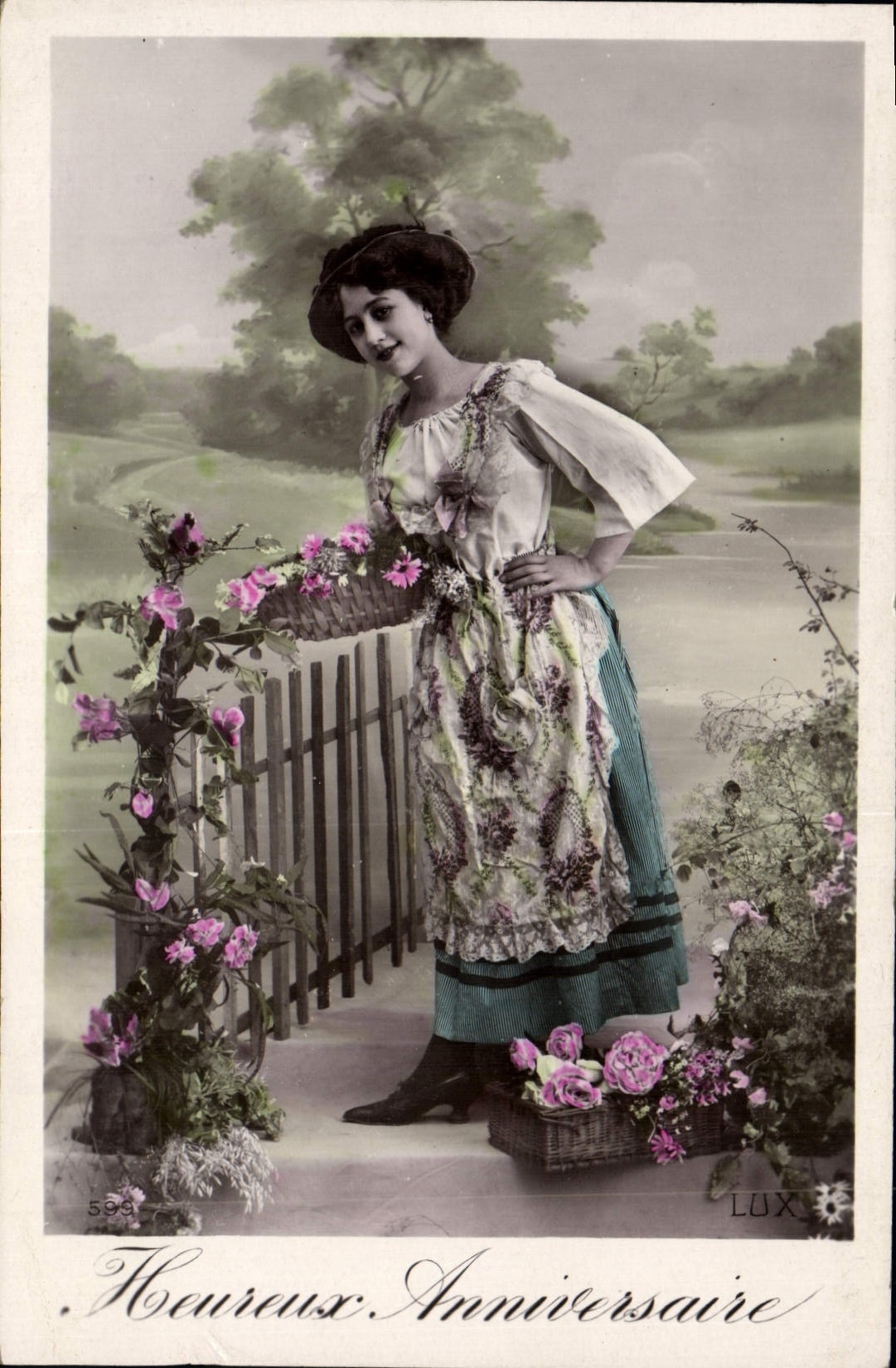 Femme en robe fleurie avec paniers de roses — Anniversaire — Lux, n°599