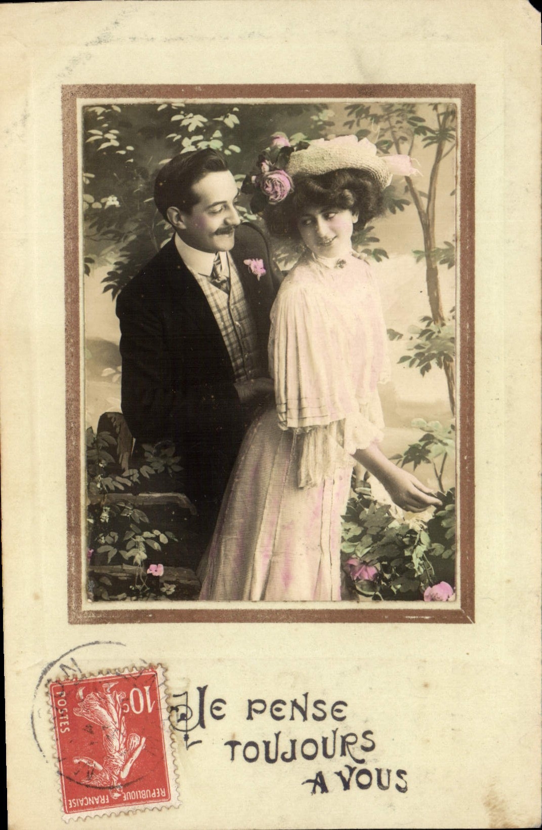Couple en extérieur — texte imprimé et manuscrit — éditeur non visible