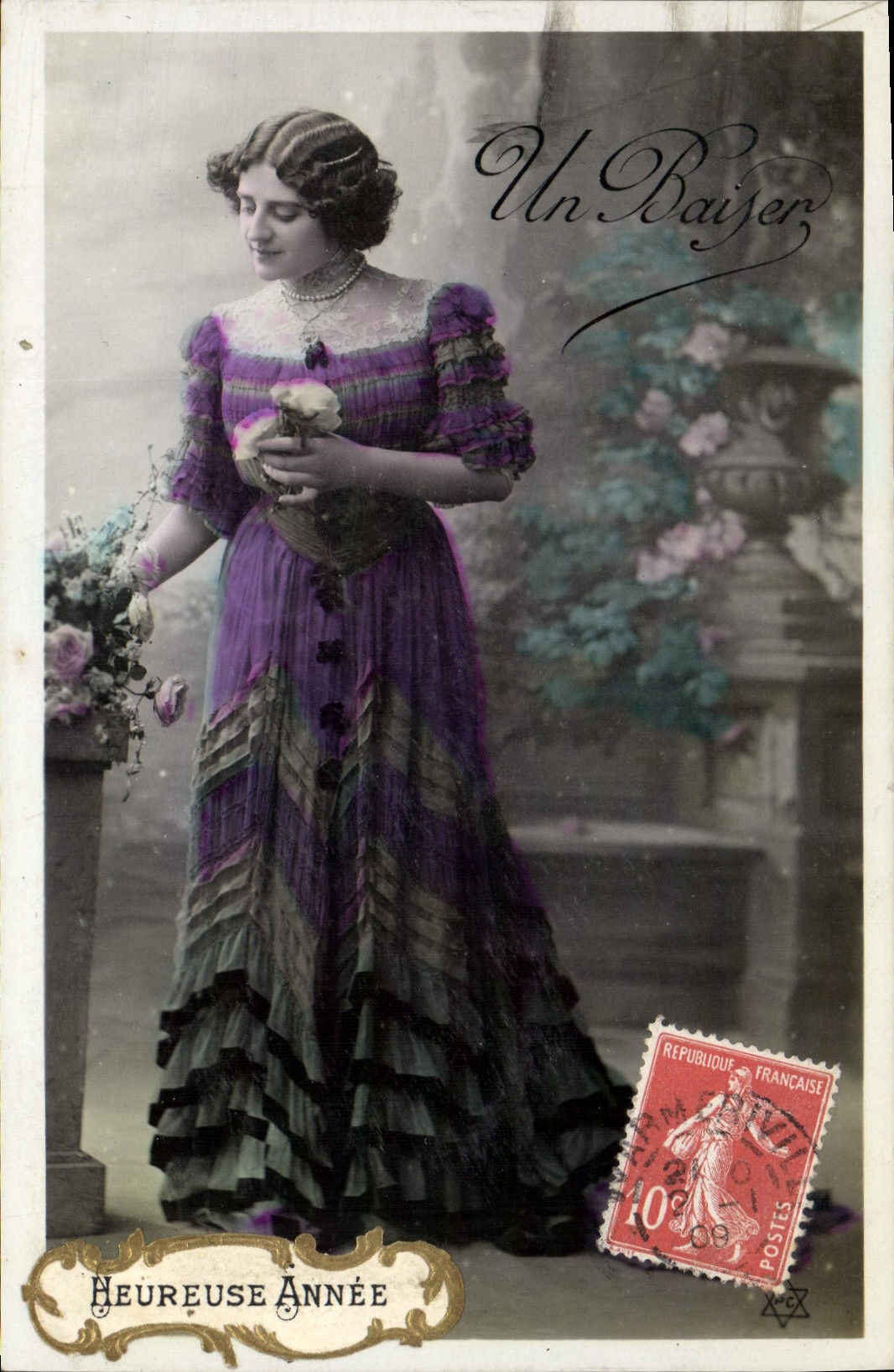 Femme en robe violette — 'Un Baiser' et 'Heureuse Année' — éditeur non visible