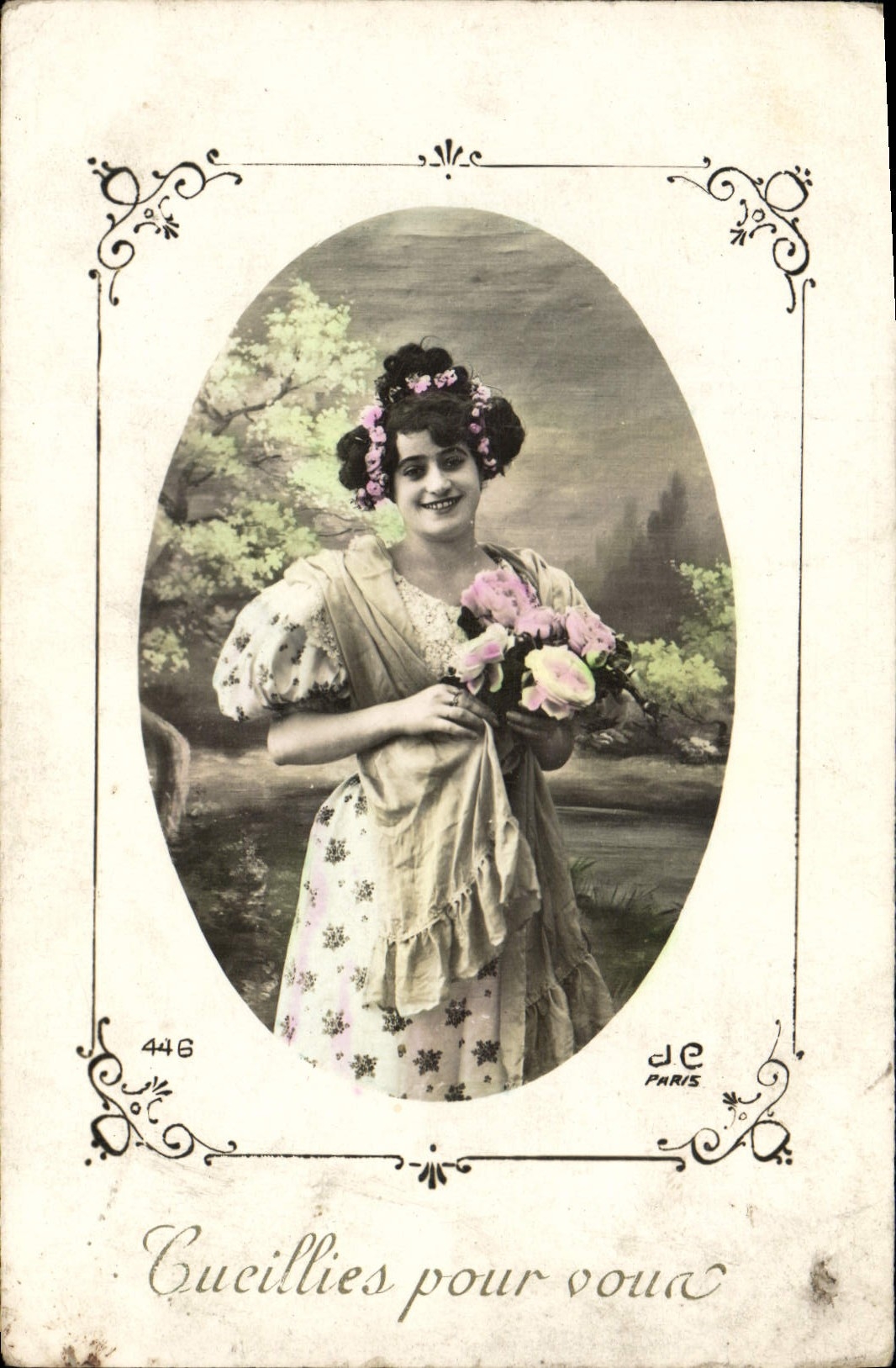 Femme en robe fleurie tenant un bouquet — Cucuillies pour vous — de Paris, n° 446