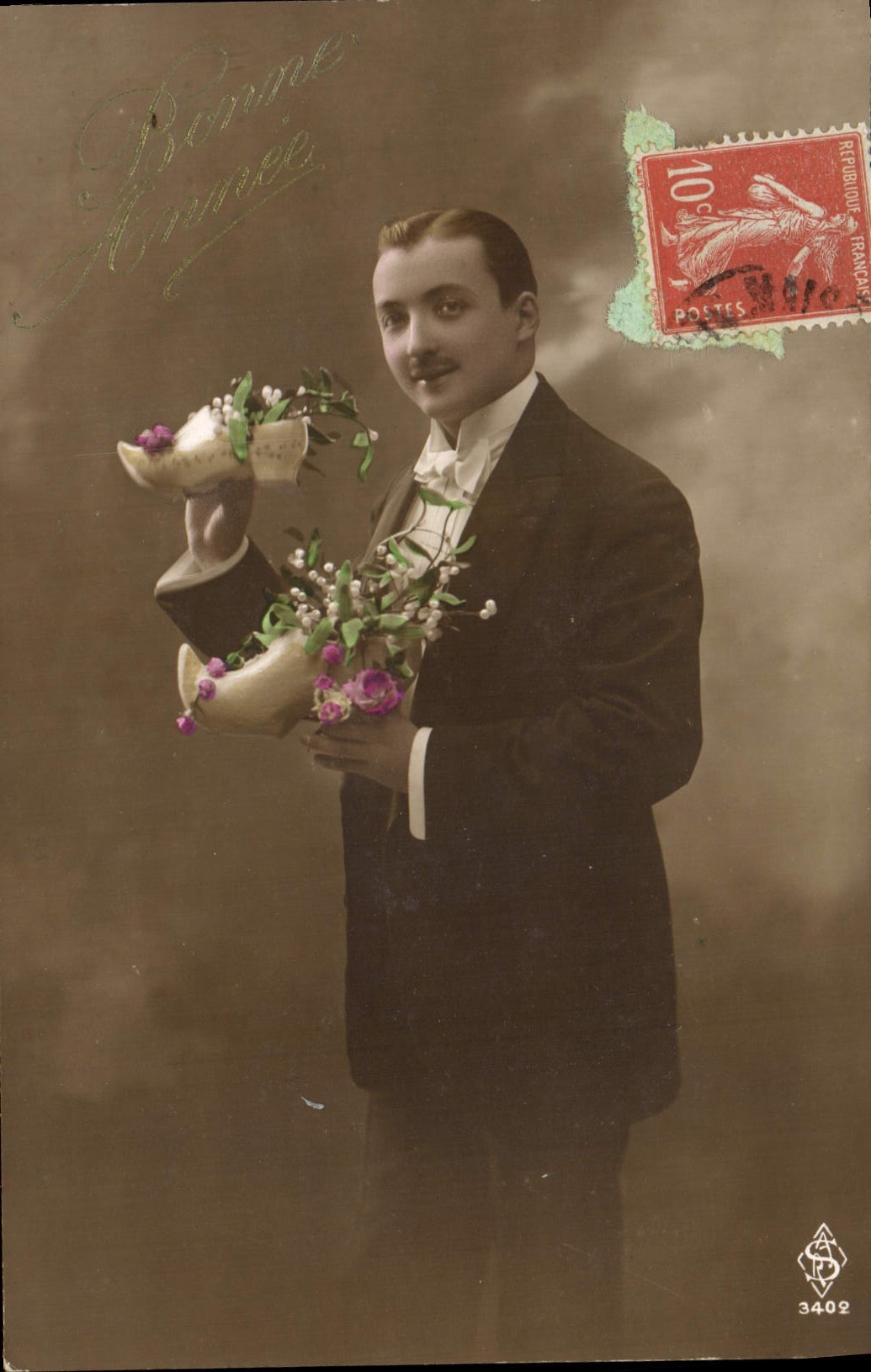 Homme en costume tenant des souliers décorés — Bonne Année — Éditeur S. P. n° 3402