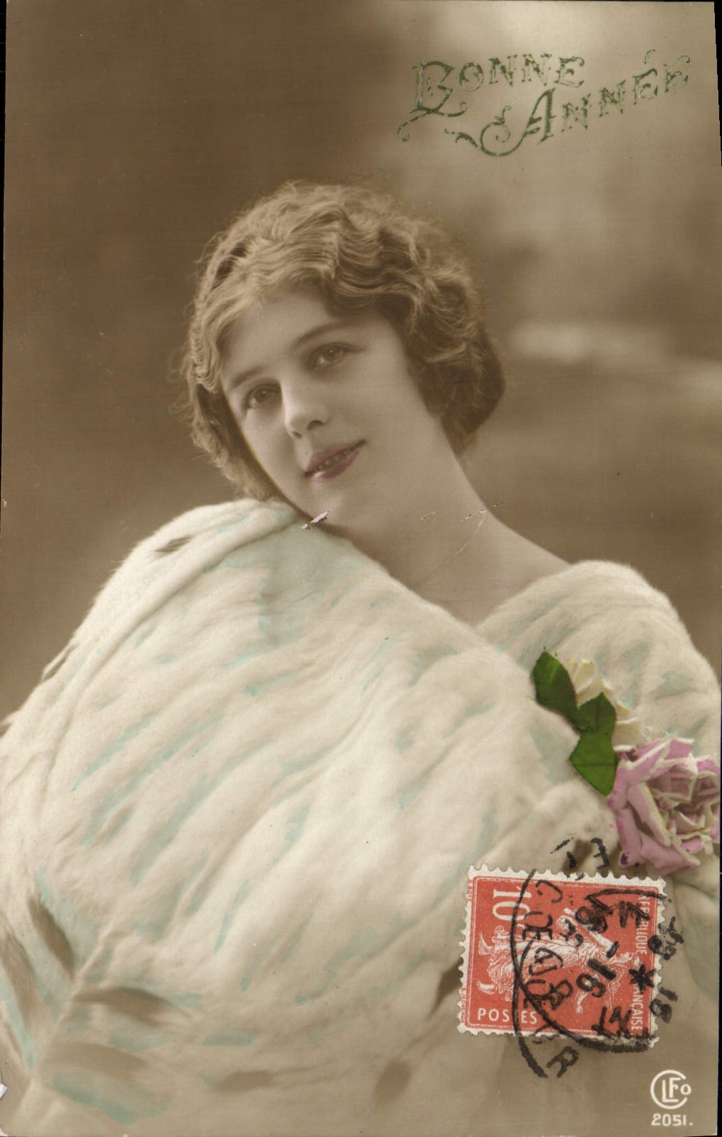 Jeune femme en écharpe — Bonne Année — Éditeur LC, n° 2051