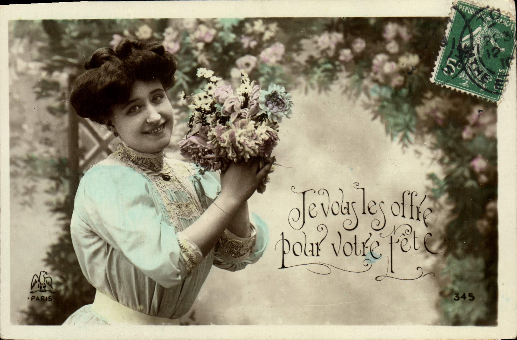 Femme souriante offrant un bouquet — Paris — éditeur Paris, n° 345
