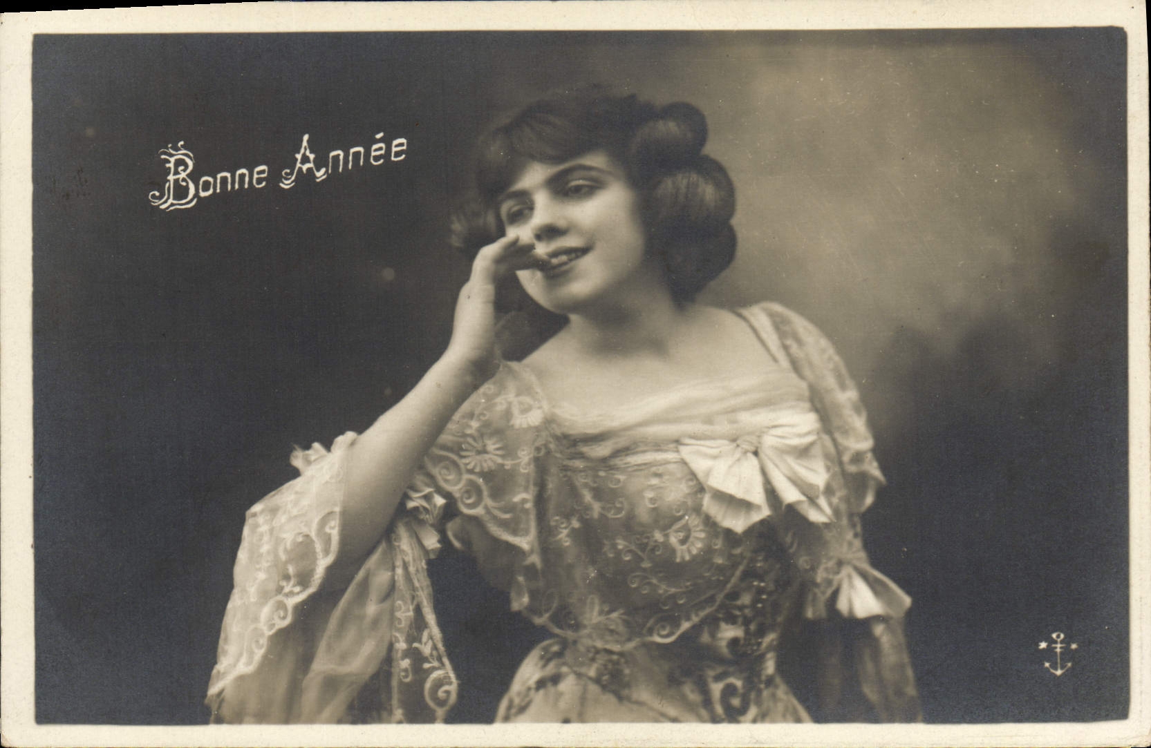 Jeune femme en robe ornée — Bonne Année — Carte postale de l'éditeur 'Ancre' (n° non visible)