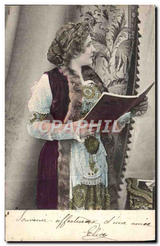 Femme en robe à fourrure — lecture — Phot. E. Hahn, Vienne