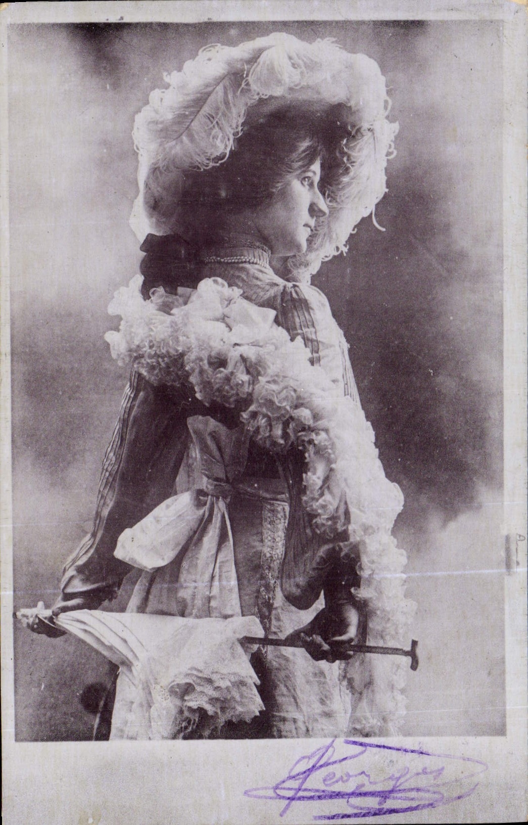 Femme en costume de scène — Georges — éditeur Georges, n° de série non visible
