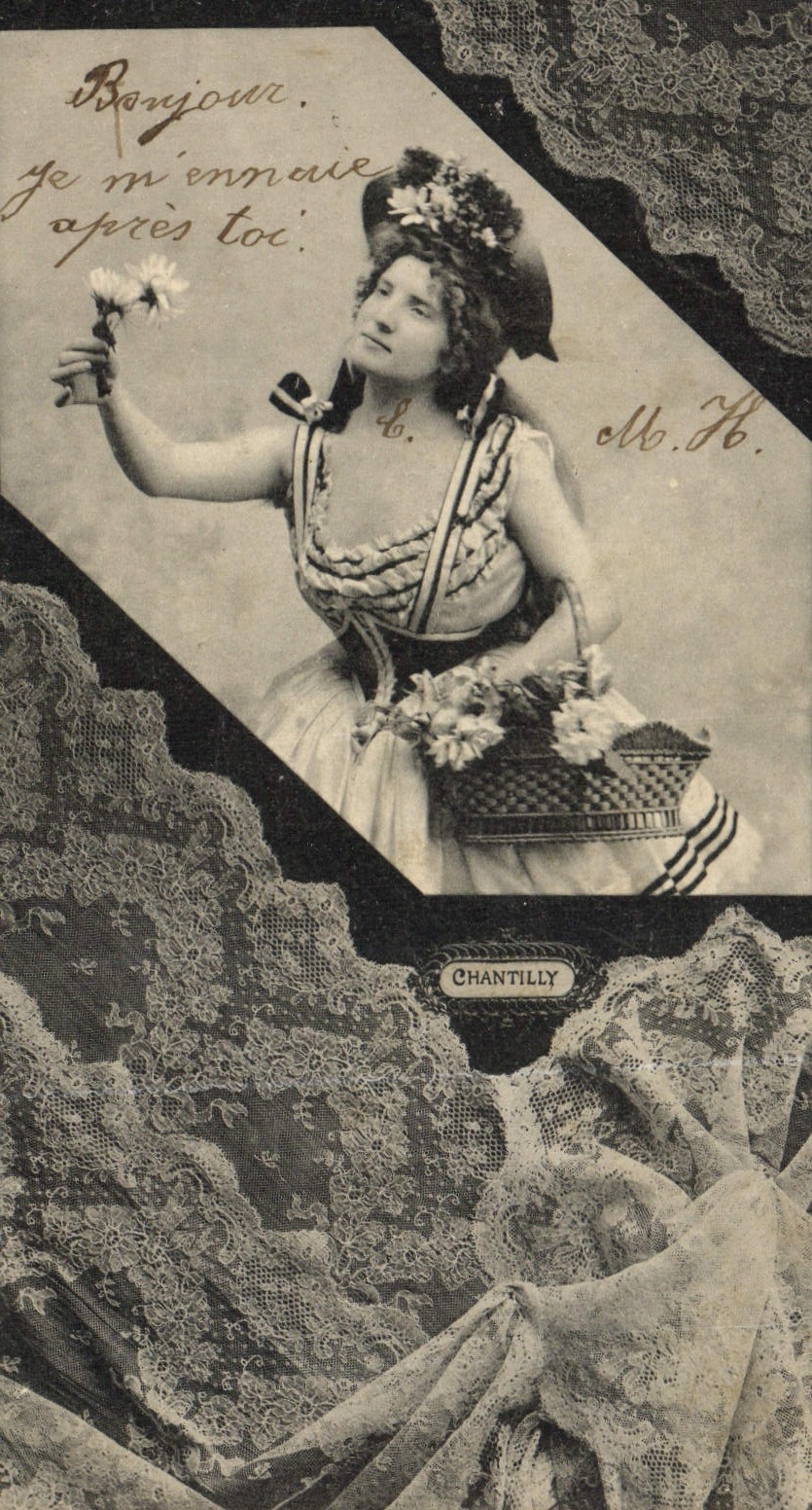 Frau im traditionellen Kleid — Chantilly — Phototypie-Ausgabe A. Bergerot et Cie, Nancy