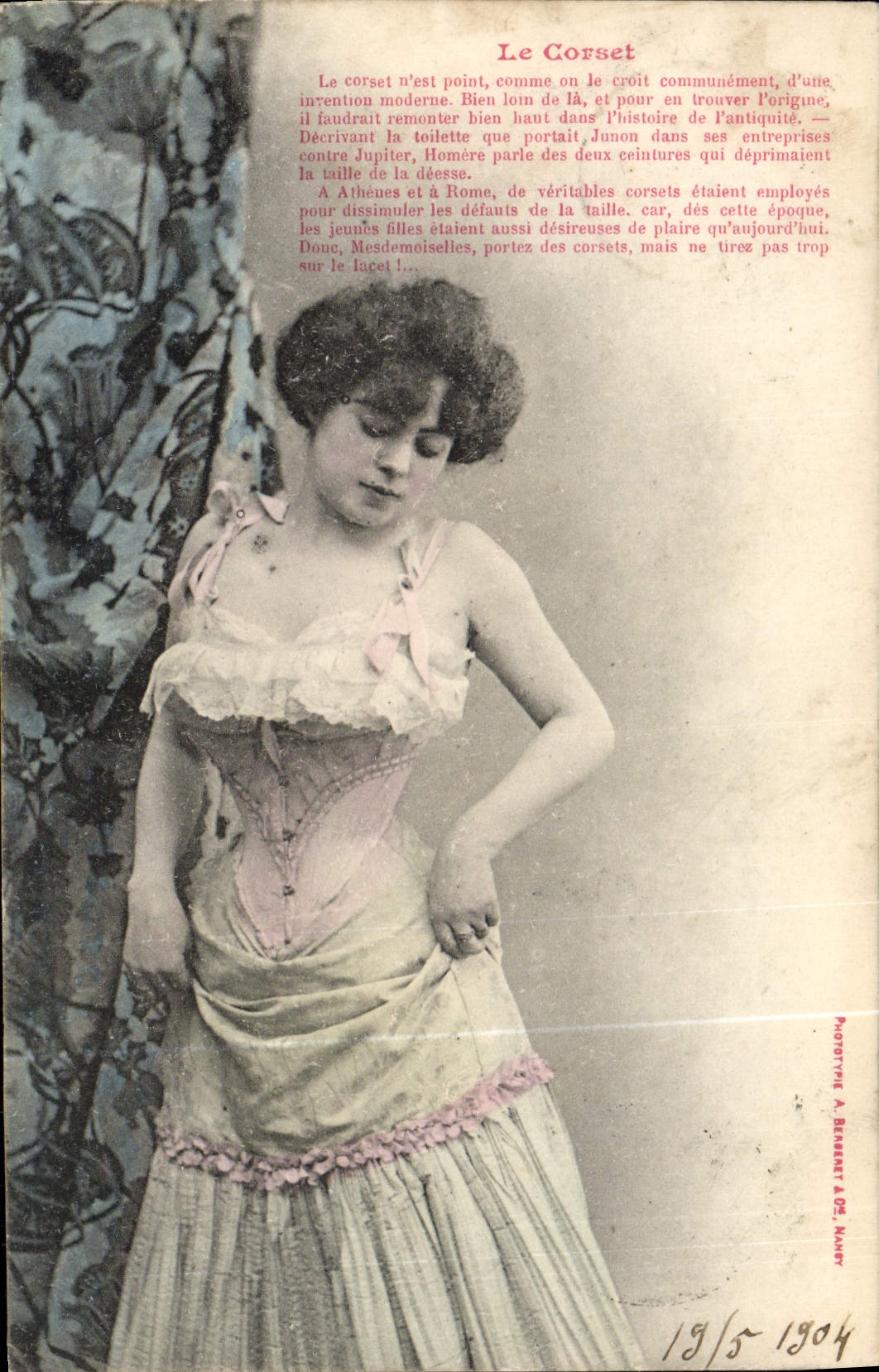 Donna in corsetto — testo sull'evoluzione del corsetto — Fototipia A. Blaesset & Cie, Namer