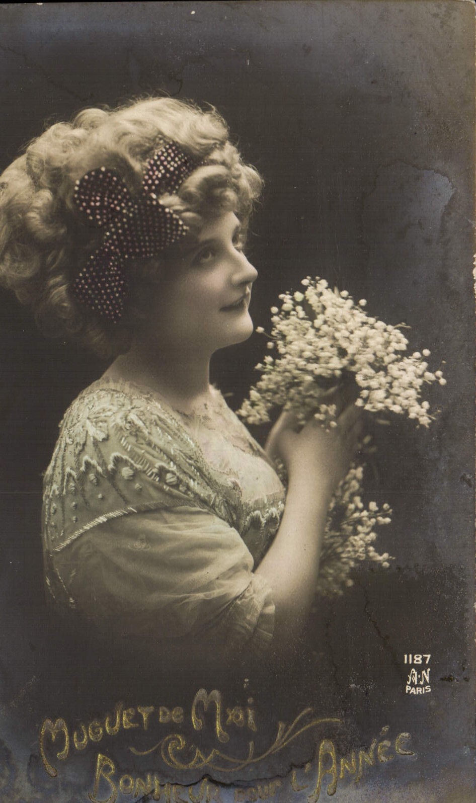 Jeune femme tenant un bouquet — Moguette de moi, bonheur pour l'année — A.N. Paris, n° 1187