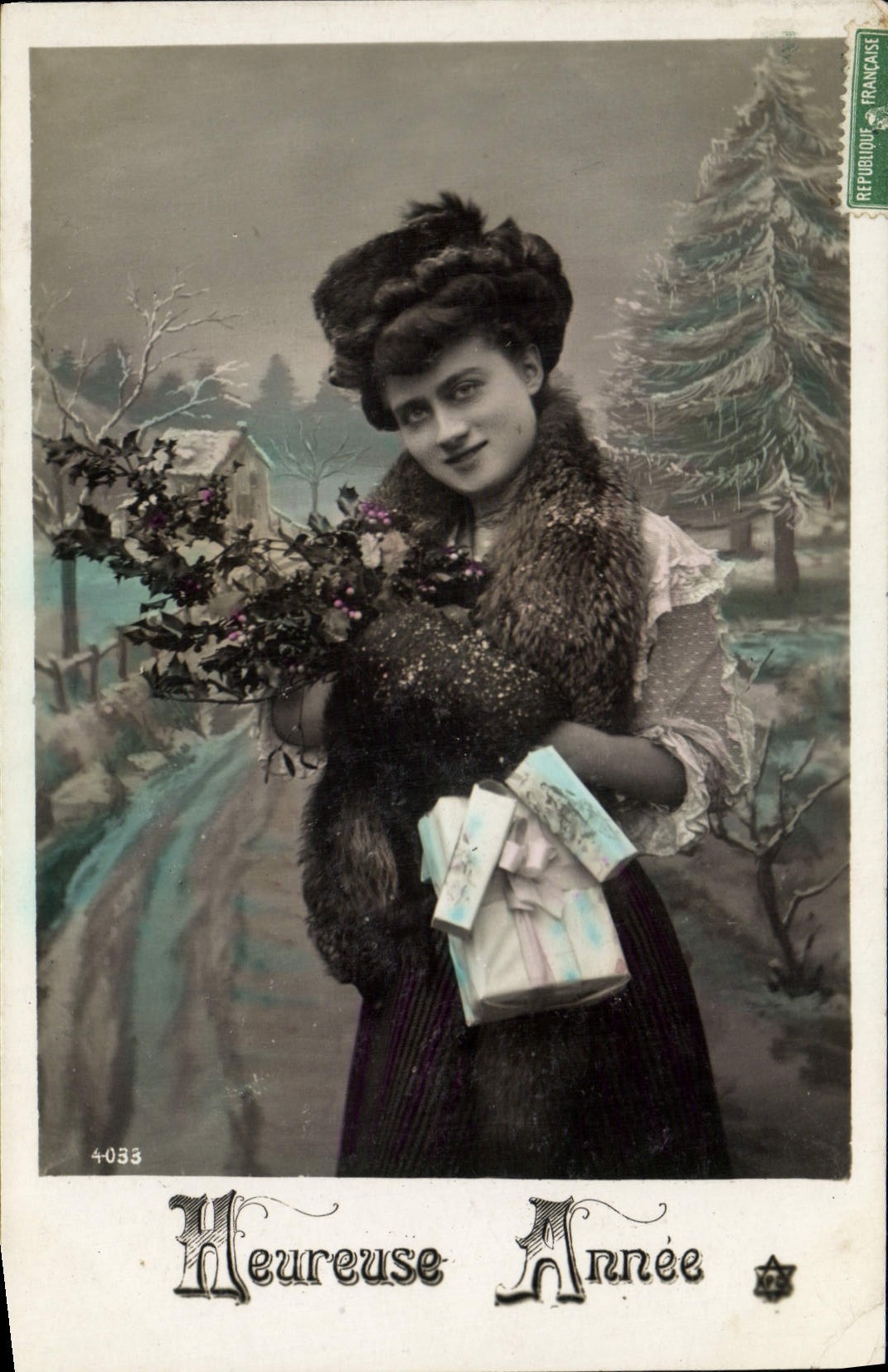 Femme en fourrure tenant un bouquet et un paquet — Heureuse Année — République Française n°4033
