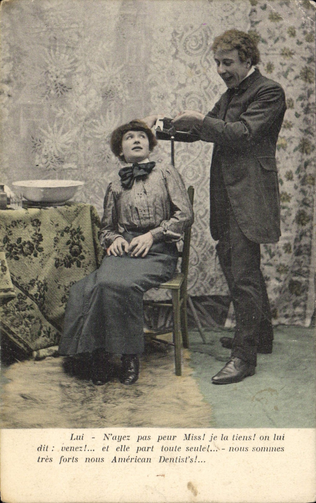 CPA Fantaisie Femme Dentiste
