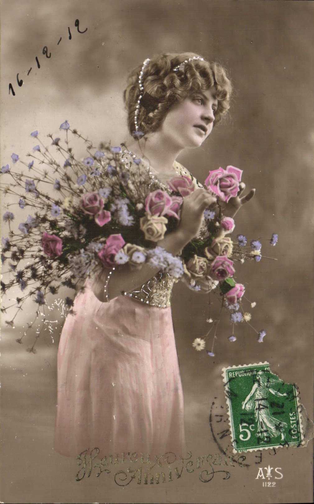 Jeune femme en robe rose tenant un bouquet — Heureux Anniversaire — édit. A&S n°1122