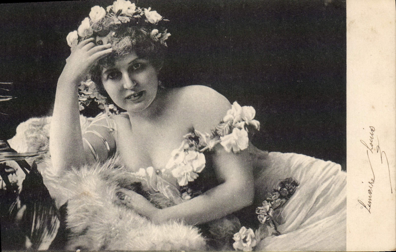 Femme en robe fleurie — couronne de fleurs — Lemoire Louis