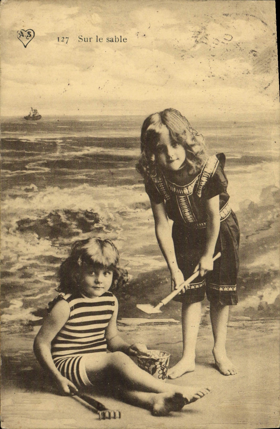 CPA Fantaisie Enfants Sur le sable Maillots de bain