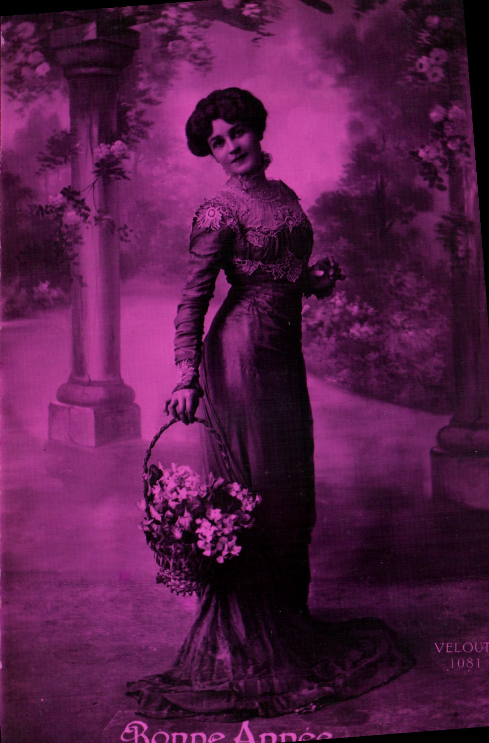 Femme en robe élégante tenant un panier de fleurs — Véloût 1081 — Véloût