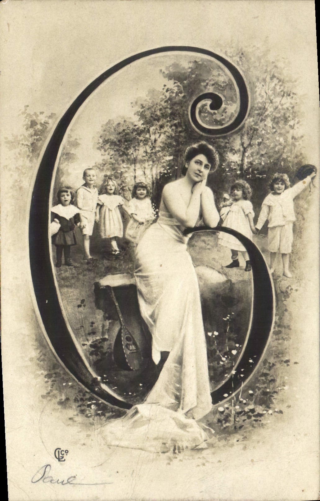 Femme et enfants dans une grande lettre O — éditeur Dané, n° de série non visible