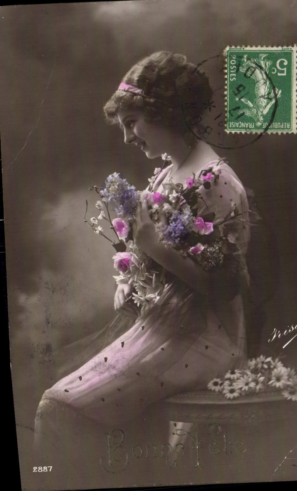 Junge Frau mit Blumenstrauß — Frohe Geburtstagskarte — Verleger Iris, Nr. 2887